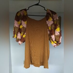 🖤4/$10 Brown Top with Floral Sleeves